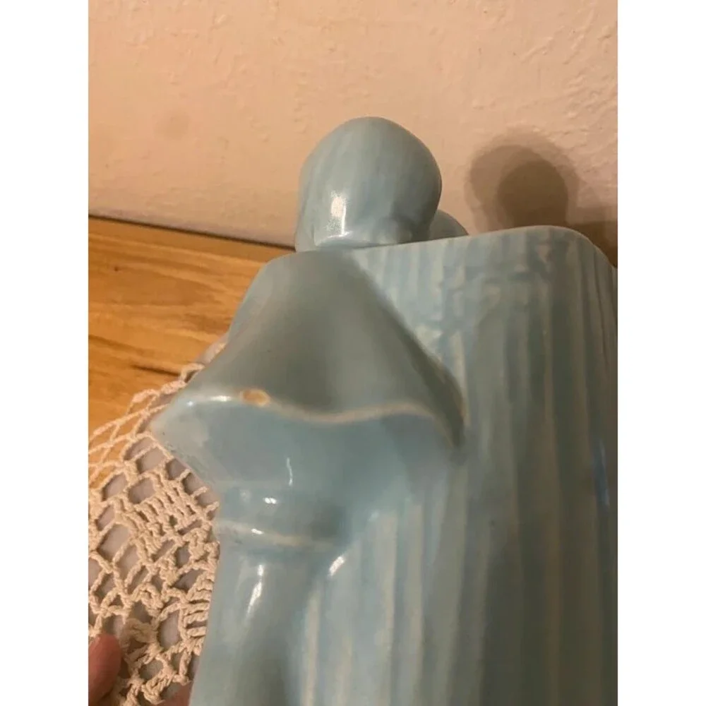Vintage Shawnee Pottery Hugging Couple